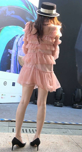 粉色连衣短裙高跟美腿少妇