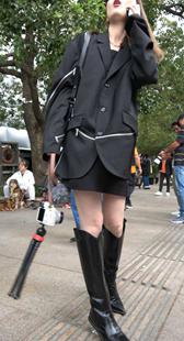 黑色短裙皮靴白腿漂亮美女