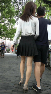 黑色百褶短裙高跟长腿美女