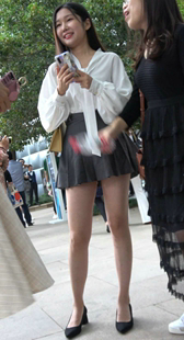 灰色百褶超短裙高跟美女