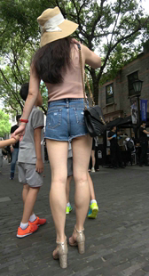 蓝色牛仔热裤高跟长腿翘臀美少妇