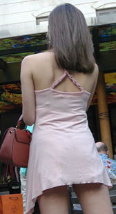 粉色吊带连衣短裙热裤墨镜美女