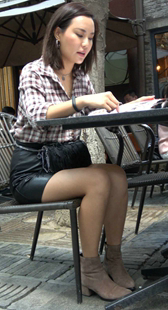 两个性感长腿极品美女逛街