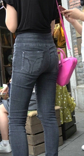 黑色紧牛细腿紧臀美眉