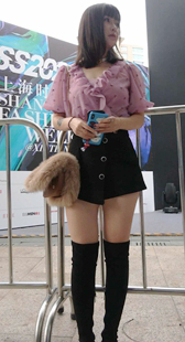 两个黑色热裤极品身材长腿美女