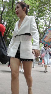 白色上衣黑色热裤高跟美女