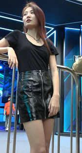 黑色皮裙极品极品白腿长发美女