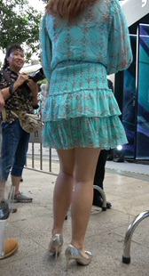 连衣裙银色高跟性感美腿大胸美女