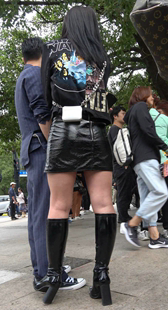 黑色包臀皮裙白腿丰臀美女