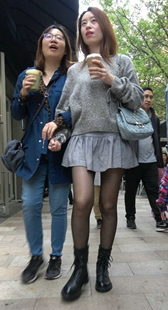 灰色超短裙黑色丝袜大长腿美少妇