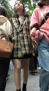 连衣短裙肉色丝袜高跟长发美女