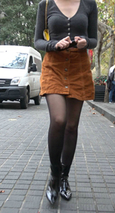 棕色短裙黑色丝袜长腿灰衣美女