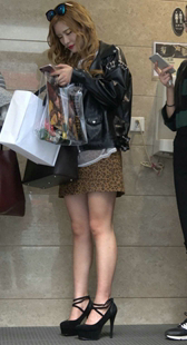 豹纹短裙黑色高跟美少妇