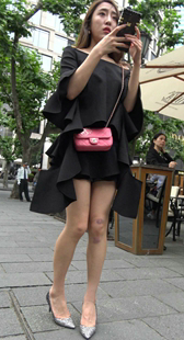 黑色连衣短裙高跟长腿美女
