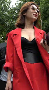 红色风衣白胸高挑美女