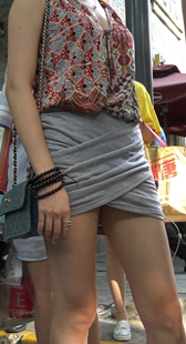 灰色包臀短裙长腿性感美女