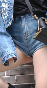 牛仔热裤白嫩大腿短发美女