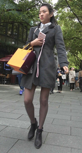 灰色风衣黑丝高跟美女