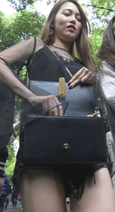 两个黑色热裤极品白腿漂亮美女