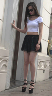 黑色超短裙性感白腿美女