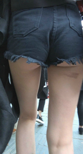 黑色超短热裤金发美女