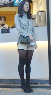 黑色高跟丝袜美腿休闲短裤美眉