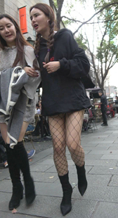 两个丝袜性感白腿美女逛街