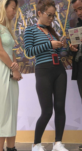 黑色瑜伽裤性感丰臀美眉