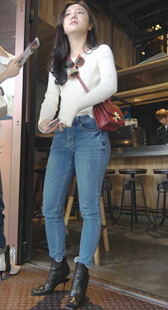 紧身牛仔裤露背美腿饱满圆臀美女