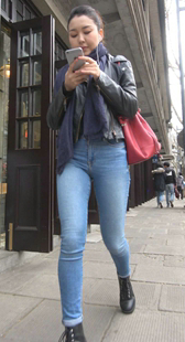 蓝色紧绷牛仔裤翘臀显内痕 美女