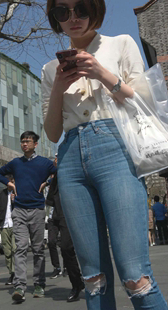 深蓝紧身牛仔裤长腿高跟美女