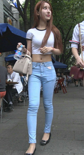 性感牛仔紧臀长发美女