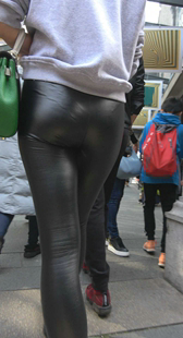 紧身皮裤长腿美妇圆润翘臀显内痕