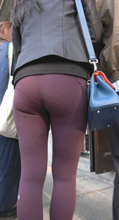 紫色紧身瑜伽裤显内痕圆润翘臀