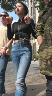 性感饱满圆臀蓝色紧身牛仔裤短发美女