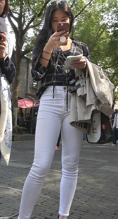 极品圆润翘臀白色紧绷牛仔裤长发美眉