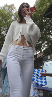 极品圆翘臀 紧身白裤长腿显内痕美女