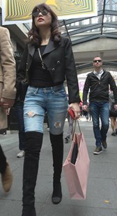 极品长腿性感翘臀紧身牛仔裤美女