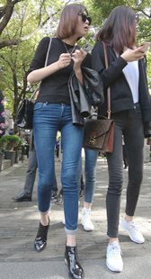 蓝色牛仔裤性感紧致翘臀长腿墨镜美女