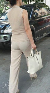 高挑丰满紧身白裤大紧臀美女