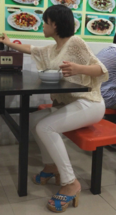 风骚高跟白裤苹果臀内痕明显让人流鼻血第一季