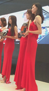 红色连衣裙紧臀