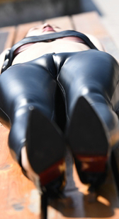 超紧皮裤小妹三角区勒出造型