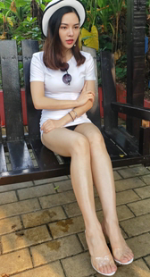 白短裙贴臀丁字裤内痕模特