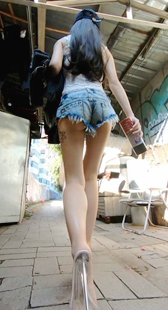 高跟牛仔短裤露PP少女