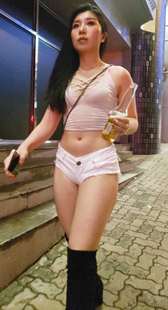 彤彤牛仔超短裤露半个PP