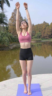 紧身黑瑜伽短裤翘臀模特