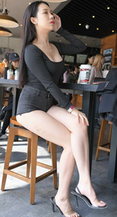 黑色短裤真空小姐姐