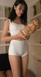 白色短裤骆驼趾美女