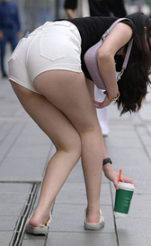 紧身白色短裤大宽臀美女